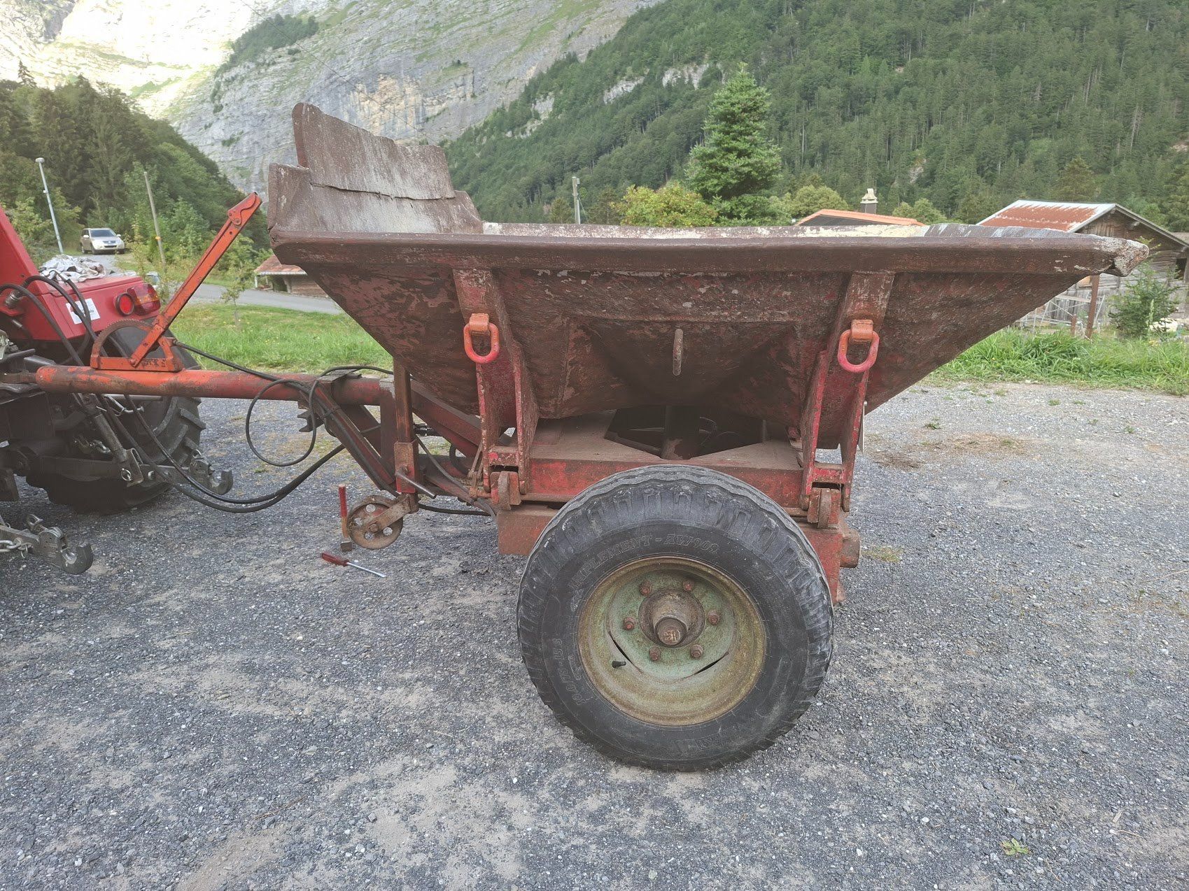 Kipper: Hydraulischer 3 Seiten Muldenkipper – Gebraucht aus Innertkirchen von Korak