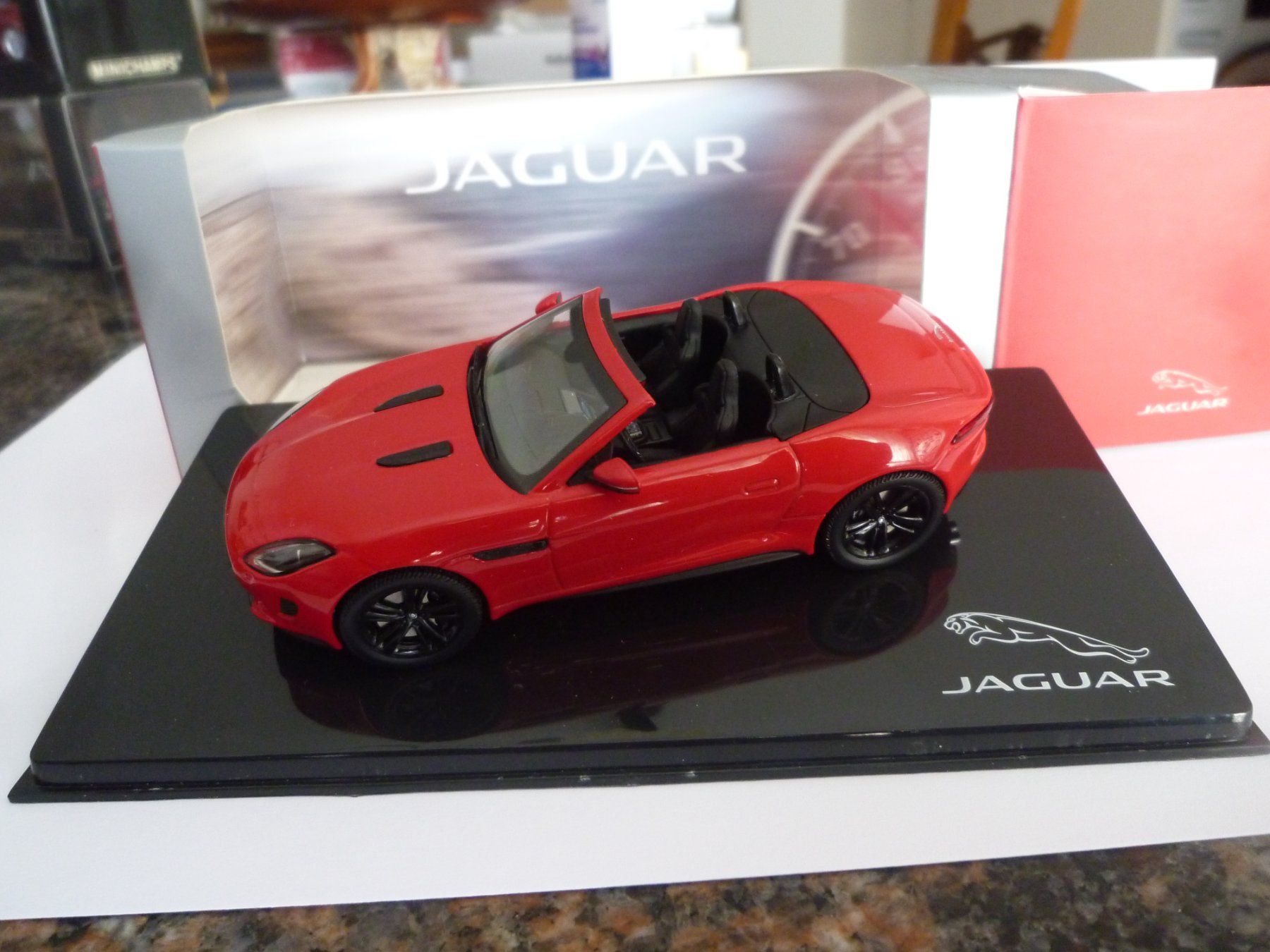 Jaguar Modellini d'auto: Jaguar F-Type V8-S – Nuovo e nell'imballaggio originale da Flawil venduto da Imperiosud 3