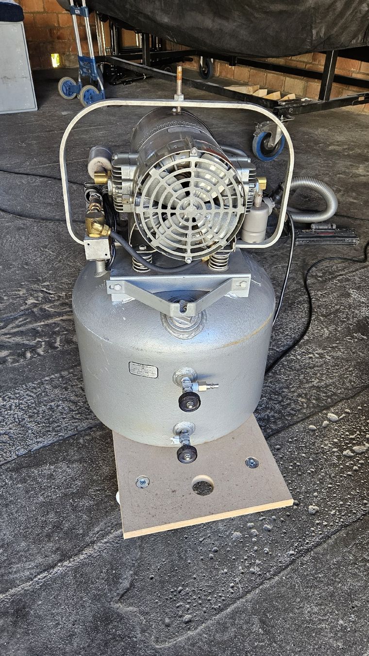 Compressori: Vintage Kompressor S.S.White No.2 Zahnarztkompressor Airbrus – Usato da Stettlen venduto da commo-ma 2