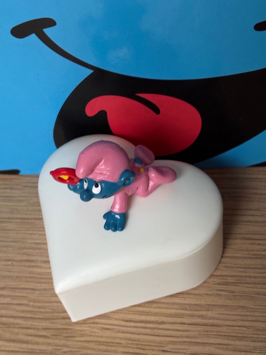 Statuette: Pinkes Schlumpfbaby auf Herzdose – Usato da Lyss venduto da Duckszone