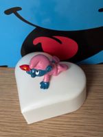 Pinkes Schlumpfbaby auf Herzdose