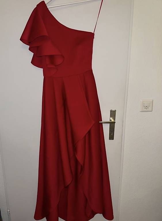Kleider: Rotes Abendkleid, Grösse S – Gebraucht aus Brüttisellen von Ariana-24 1