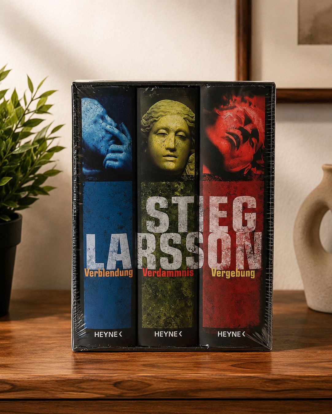 Libri: Stieg Larsson Millennium Trilogie - Neu und OVP – Nuovo e nell'imballaggio originale da Illnau venduto da Monkky