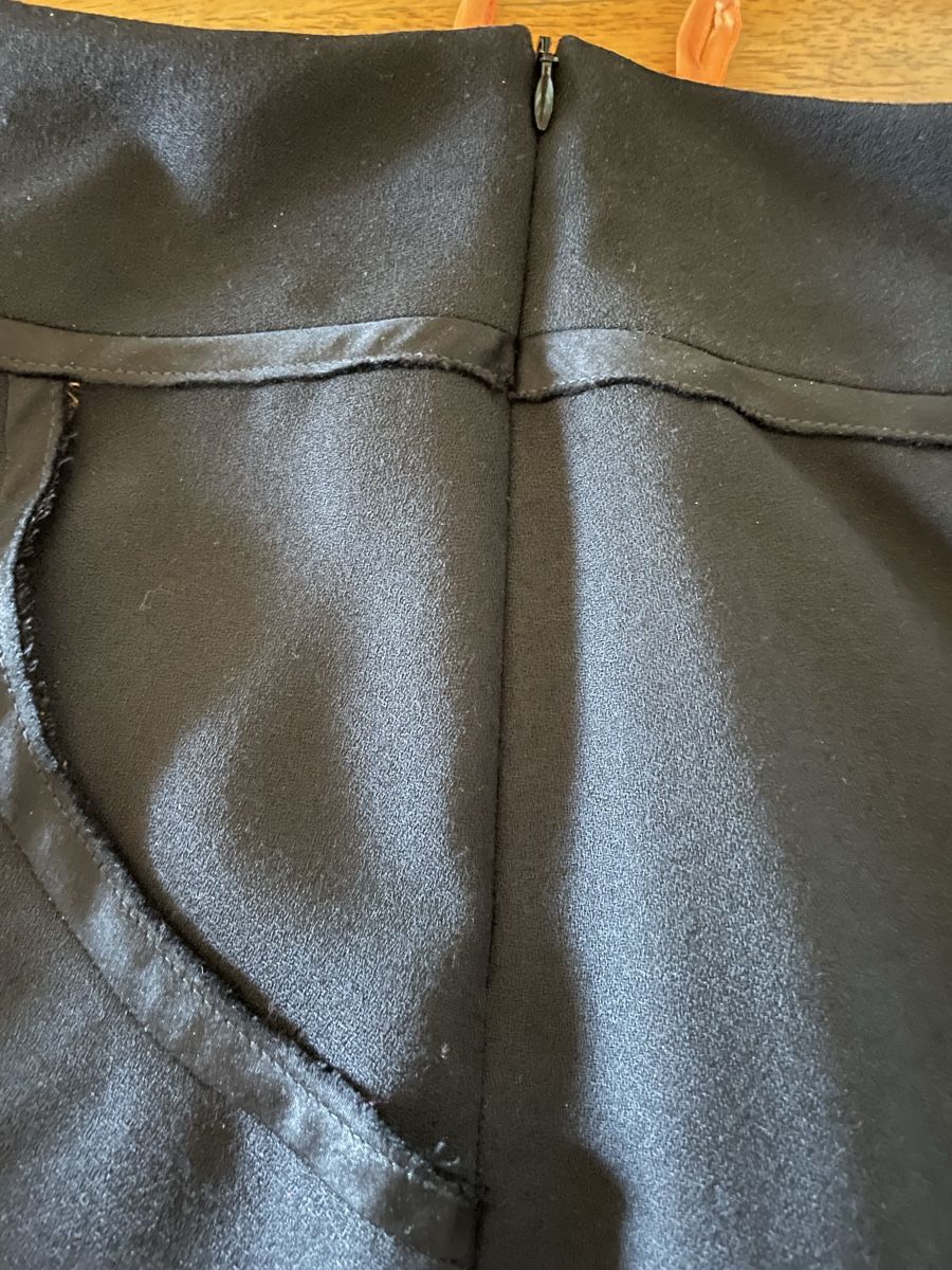 Ensoie Gonne: EnSoie Jupe 36 schwarz – Usato da Bertschikon Gossau venduto da kel_wf2y 6