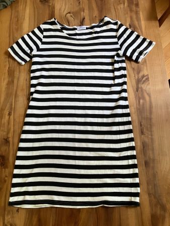 schönes, gestreiftes Sommerkleid