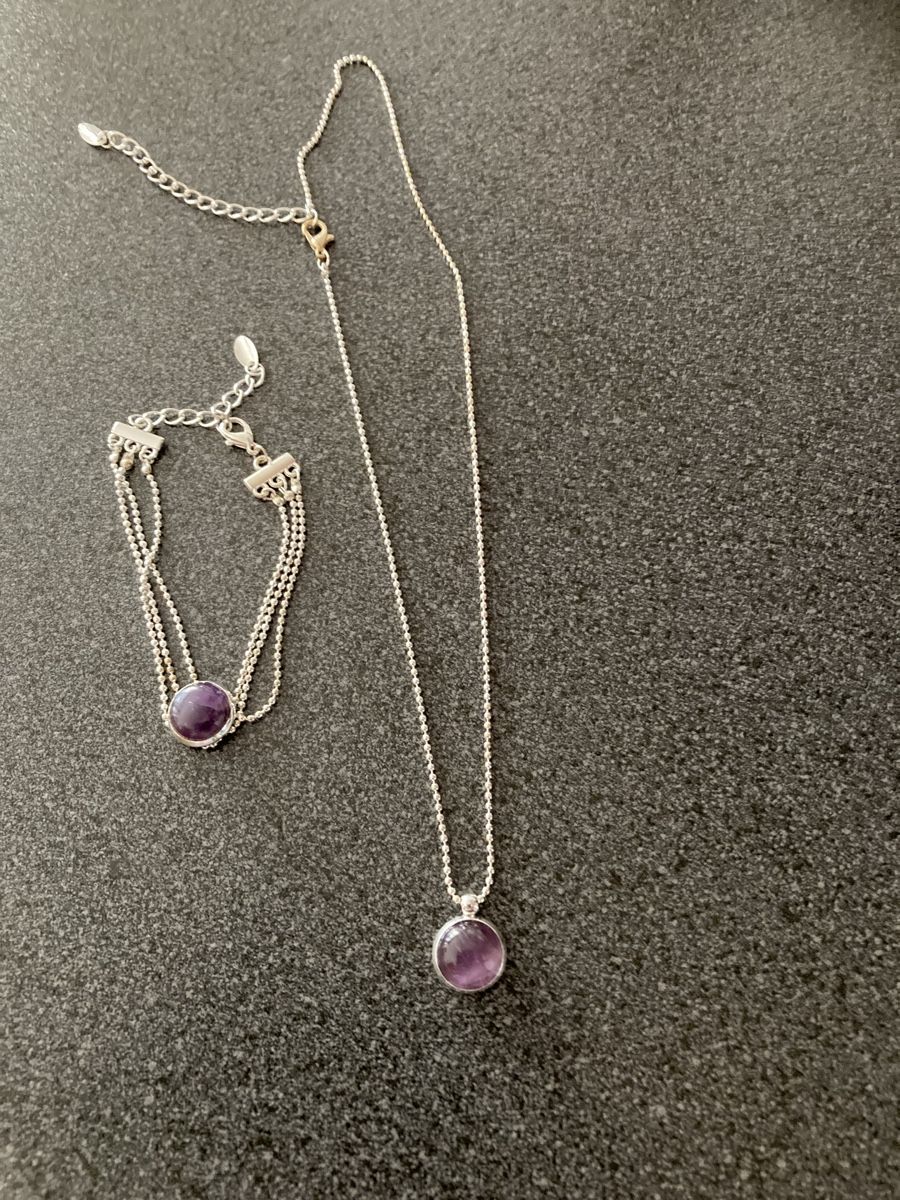 Altri gioielli: Ensemble collier et bracelet avec pierre améthyste argenté – Nuovo (secondo la descrizione) da Plan-les-Ouates venduto da Namorona