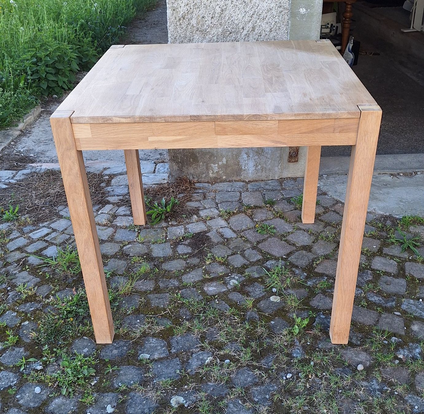 Tavoli: Einfacher stabiler Holztisch, quadratisch – Usato da Weinfelden venduto da JoeBaer