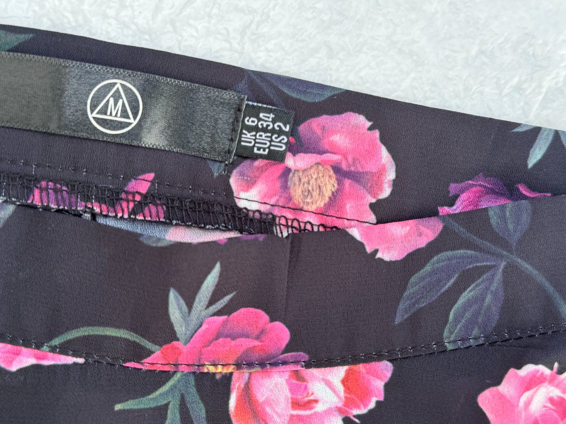 Pantaloni: Short évasé noir avec imprimés fleurs rose T.34 – Nuovo (secondo la descrizione) da Vandoeuvres venduto da Zoccoli11 1