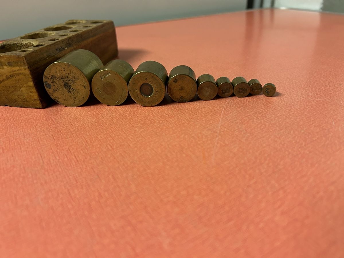 Bilance e pesi: Antike Messing Gewichte, Satz mit Holzbox, Wage Gewichte. – Usato da Lanzenhäusern venduto da vic63 7