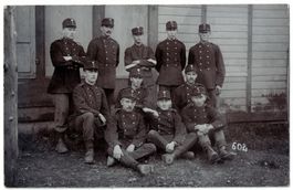 Soldatengruppe posiert um 1910, Ort unbekannt