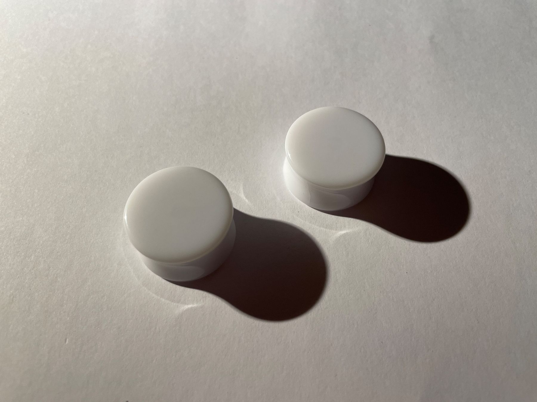 Orecchini pendenti & Orecchini a lobo: Acryl Plugs Weiss 24mm – Usato da Winterthur venduto da Siebeschloefer