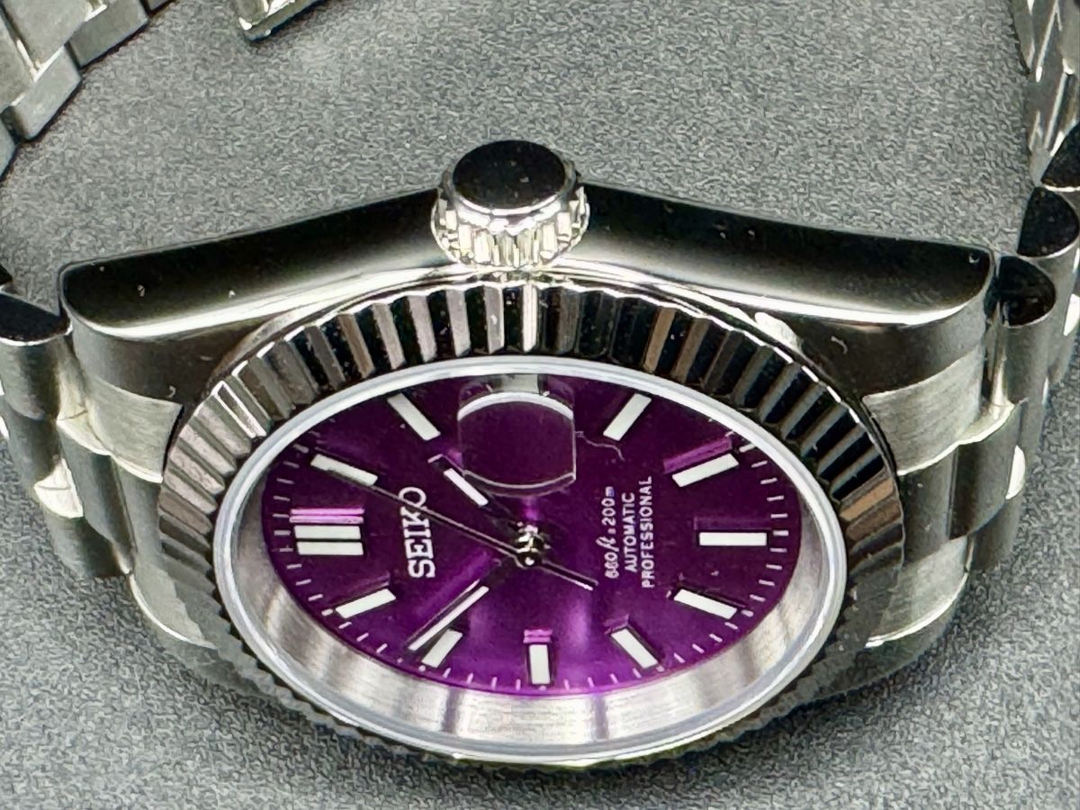Orologi: Seikjust Purple Automatic – Nuovo e nell'imballaggio originale da Arnegg venduto da watch-shop 3