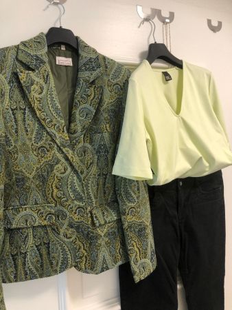 Blazer mit Jeanshose und Shirt