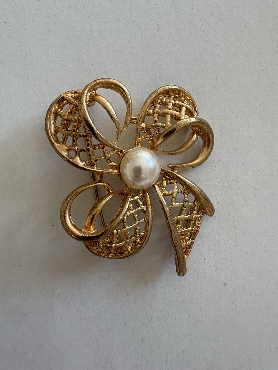 Broschen & Nadeln: Goldfarbene Brosche mit Perle - Edler Vintage Schmuck! – Gebraucht aus Baden von A.FischerDUP