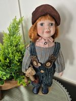 Sammler-Puppe Junge mit Teddy & Mütze, 45cm