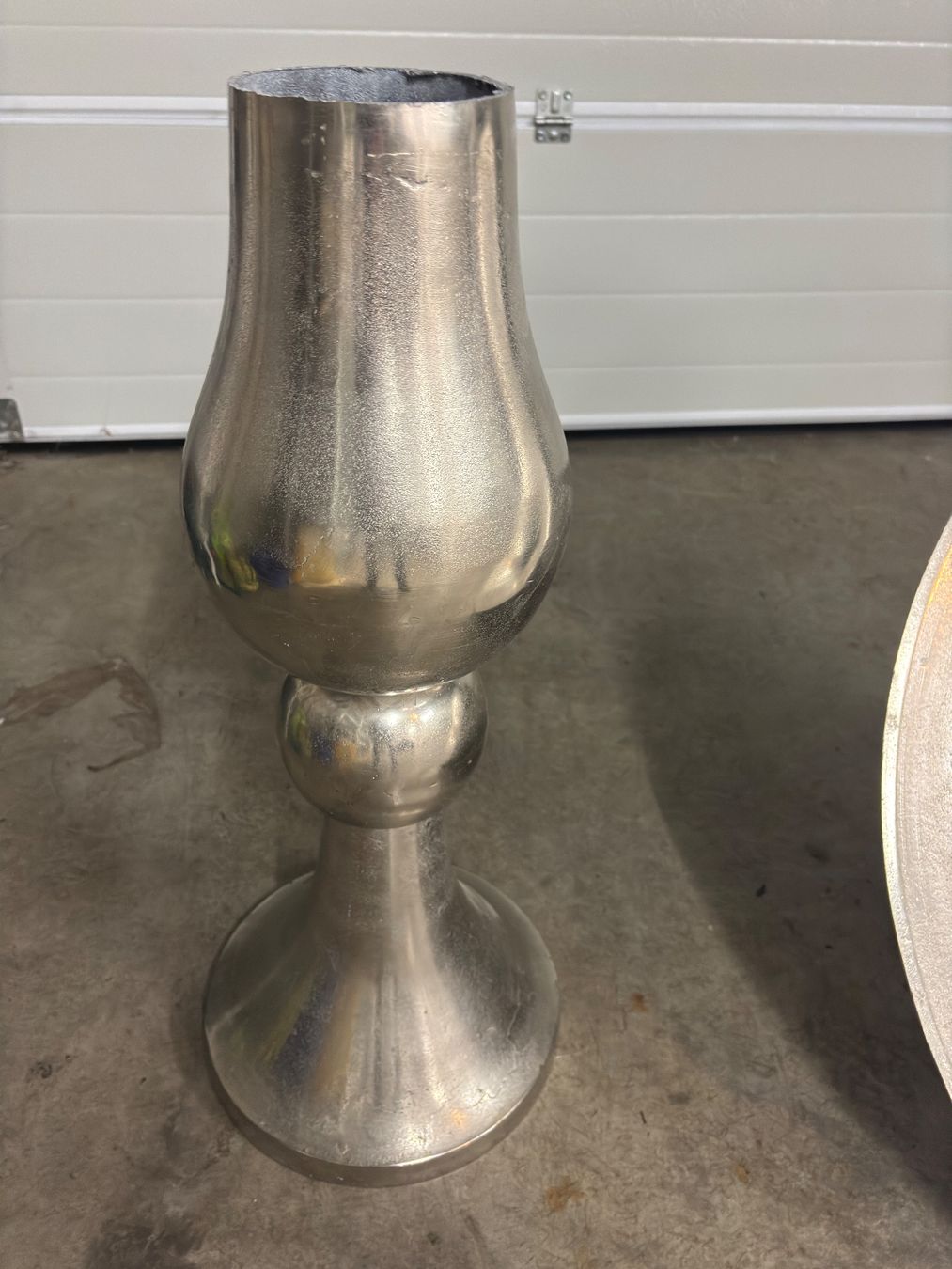 Tutte le decorazioni: Grosse Metall-Deko Schale mit Standfuss – Usato da Sonterswil venduto da VD-Service 2