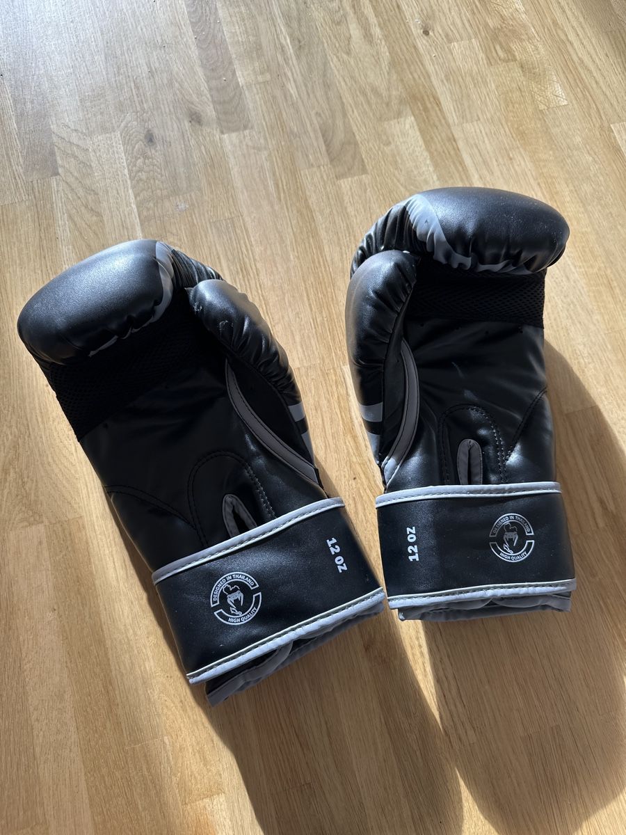 Handschuhe & Handstulpen: Venom Boxing Gloves 12oz Onesize – Gebraucht aus Zürich von  1