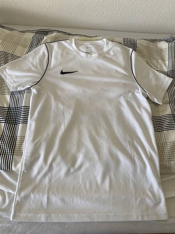 T-shirt: Nike Sport-Tshirts – Usato da Luzern venduto da RabattDealz 1