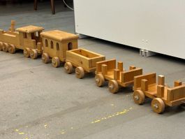 Spielzeug aus Holz - Zug Loki mit 4 Wagen 140 cm Vintage