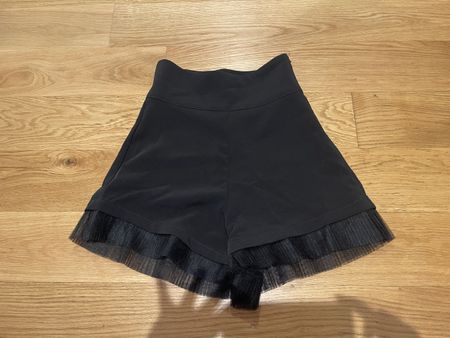Schwarze Shorts mit Tüll-Besatz Gr. S, top Sommer-Look