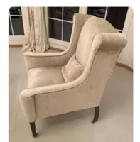 2 elegante, hochwertige Ohrensessel mit Glas-Salontisch