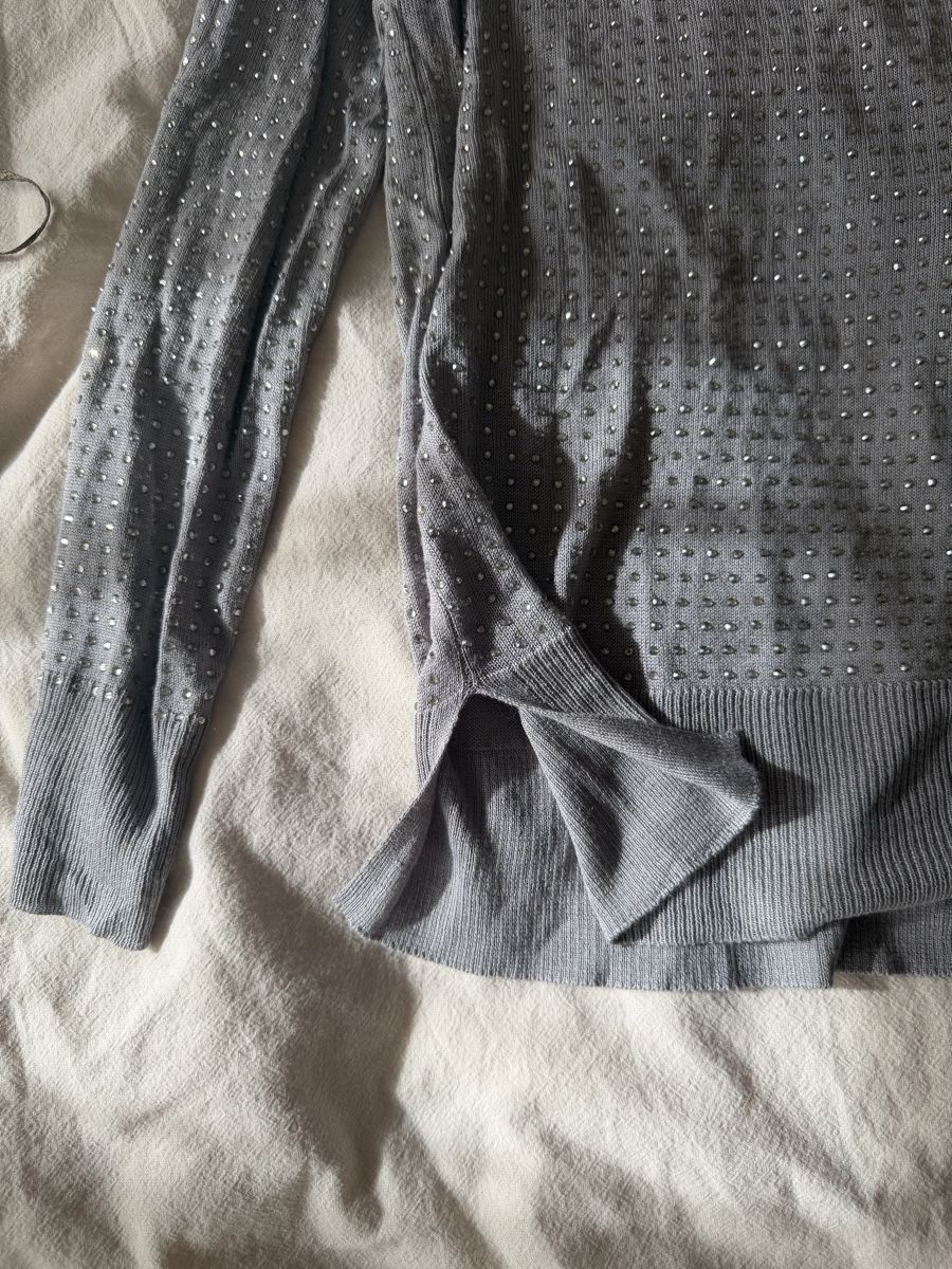 Zara Maglioni & Felpe: Zara Pullover grau mit Strasssteinen – Usato da Meilen venduto da laraherre 1