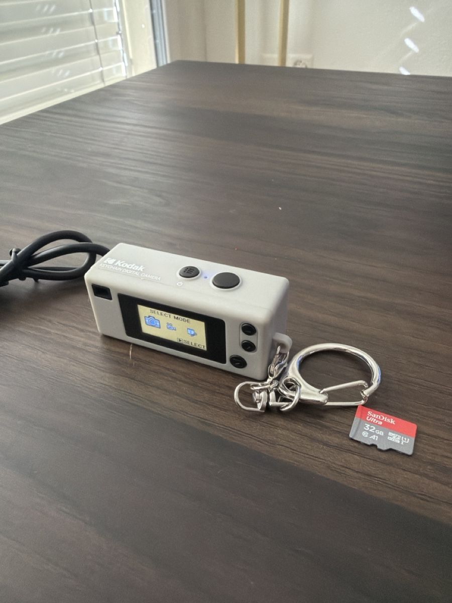 Kodak Fotocamera: Kodak Mini Camera Keychain, White, Includes SD Card – Usato da Zug venduto da fre_w72x 1