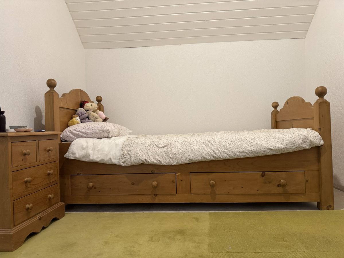 Betten: Solid pine bed and bedside table – Gebraucht aus Genolier von SwissStu 3