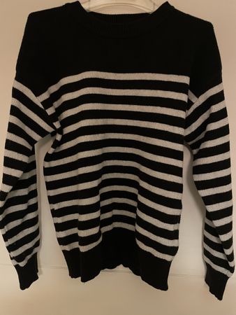 Schwarzer Damenpullover, Gr. M, gestreift, goldene Knöpfe