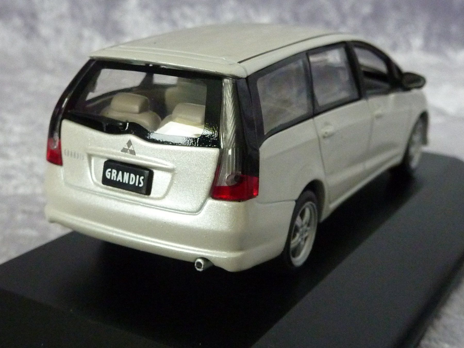 Mitsubishi Modellini d'auto: Mitsubishi Grandis MPV  1:43 – Nuovo e nell'imballaggio originale da Dürrenäsch venduto da modellautos4you 4