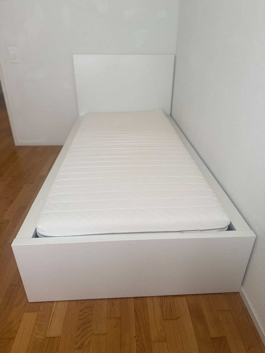 Ikea Letti: IKEA VIHALS Bed frame with 2 storage boxes, white, 90x200 cm – Usato da Küssnacht am Rigi venduto da mir_5tq6