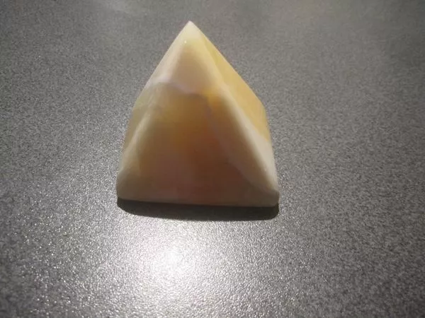 Mineralien & Heilsteine: Pyramide Stein weiss/gelb – Gebraucht aus Zürich von abraxas1291