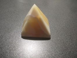 Pyramide Stein weiss/gelb