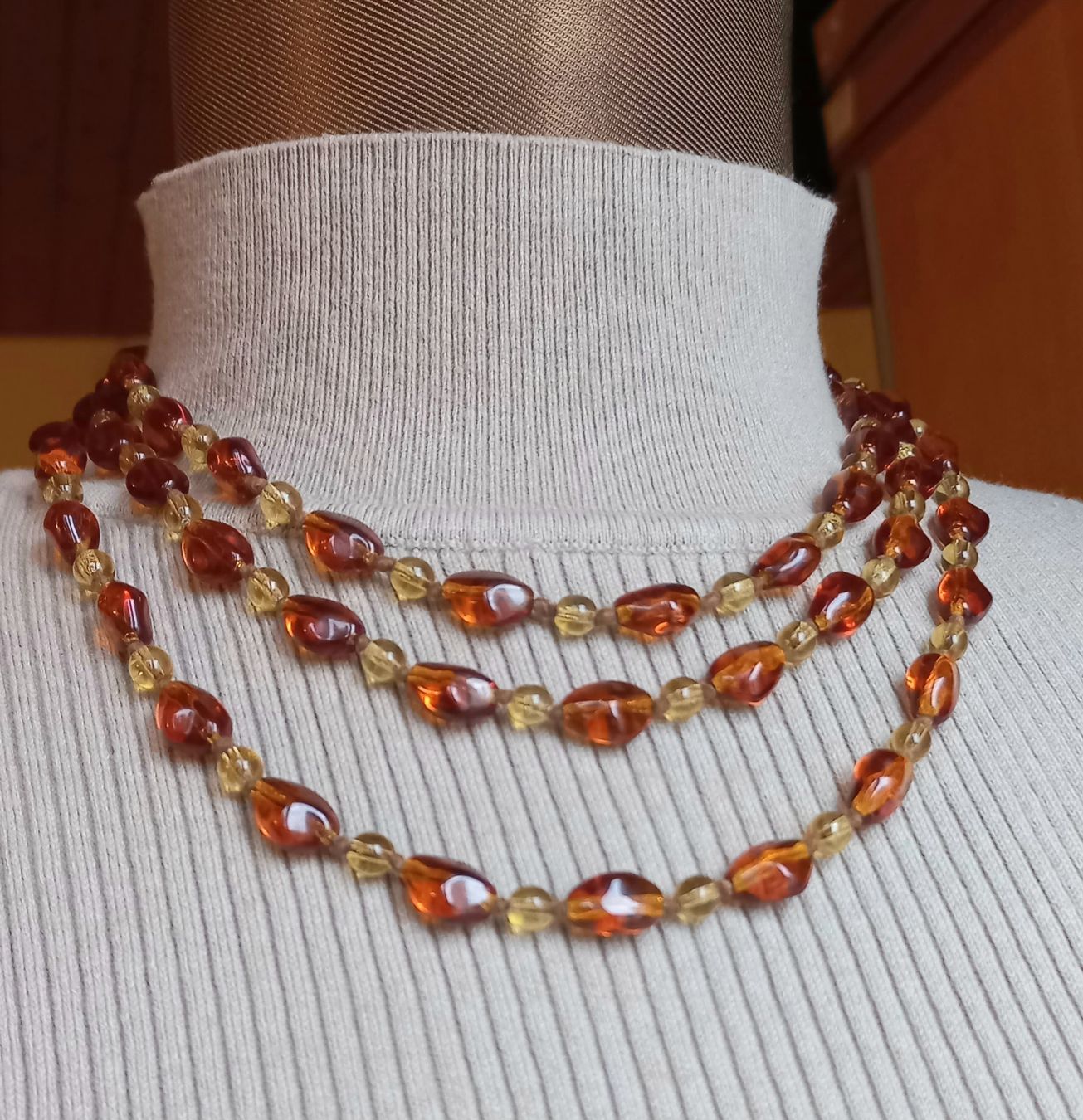 Ketten: Bernsteinfarbene Vintage-Kette, dreireihig – Gebraucht aus Buchs AG von Dzirul 3