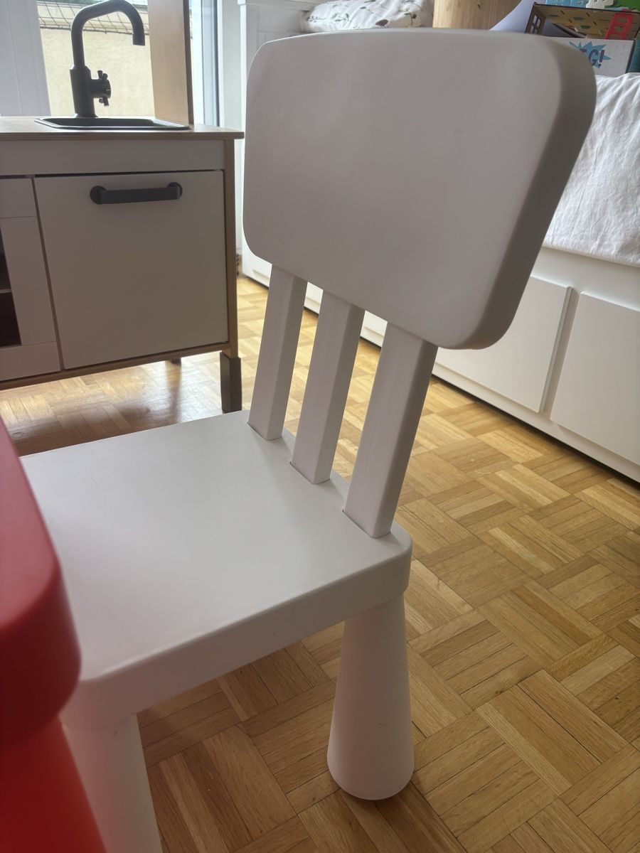 Tavoli: IKEA Kids Table and Chairs  – Usato da Genève venduto da dcl_7j5w 4