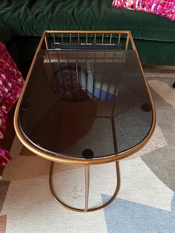 Tavoli: Table dappoint dorée avec porte-revues | Gold side table  – Usato da Carouge GE venduto da mma_7n9b 3