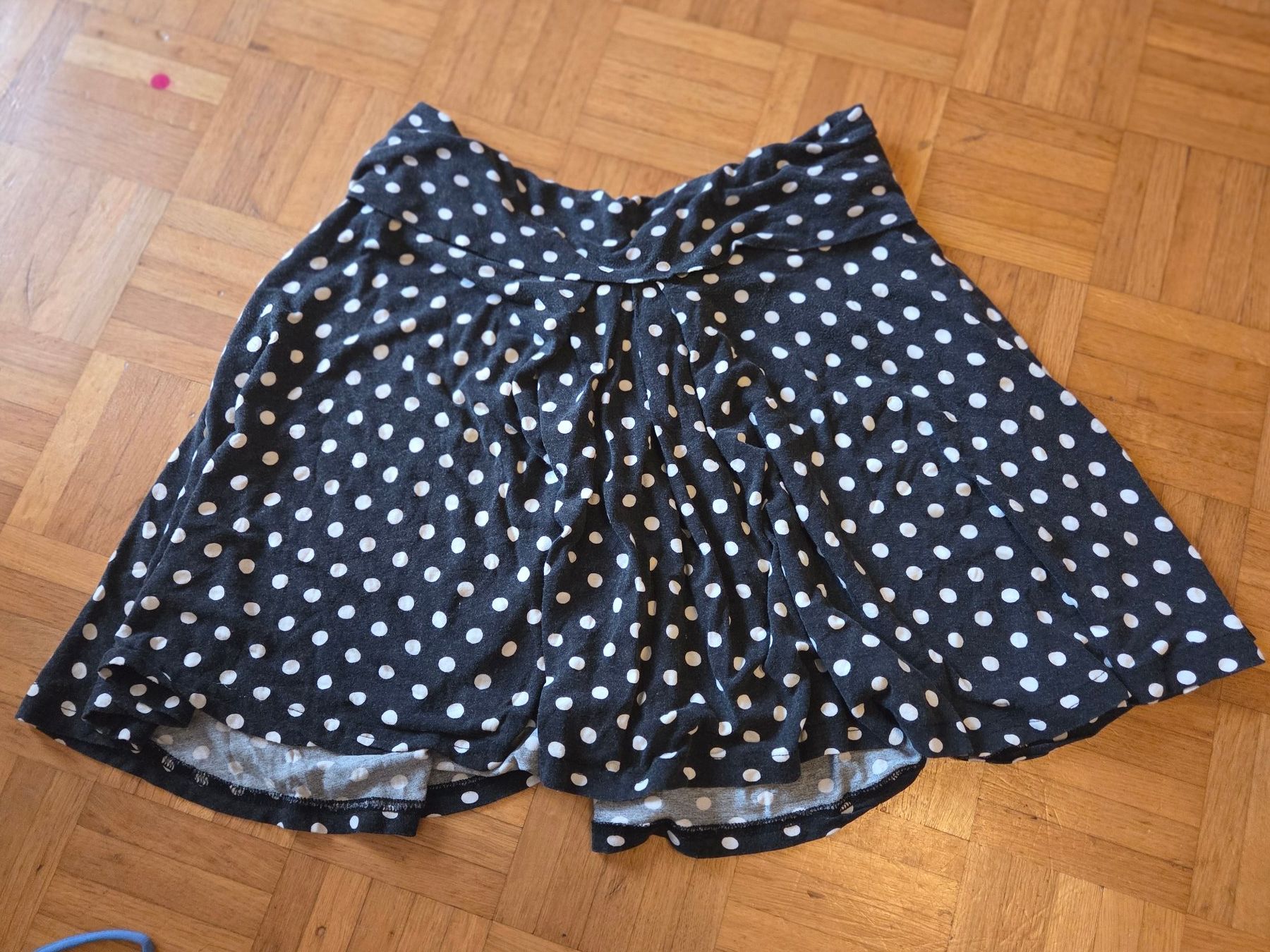 Vestiti: 3 Kleider und 1 Jupe Gr. M – Usato da Basel venduto da grandfamily 4