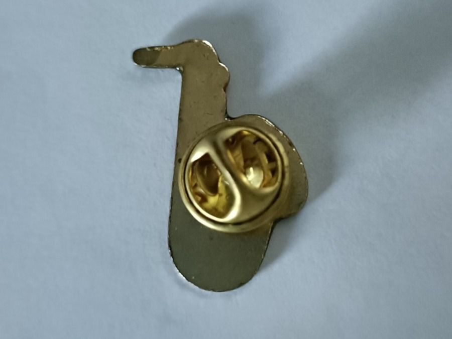 Placchette & Badge: Pin Saxophon - Box 12 – Usato da Köniz venduto da Pinscollect 1