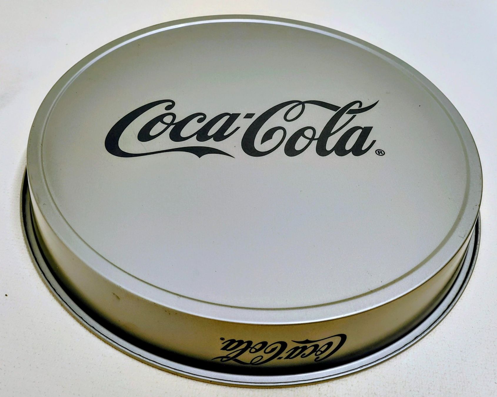 Piatti di portata: Coca-Cola Serviertablett silberfarbig Durchmesser ca.35,5 cm – Nuovo (secondo la descrizione) da Pfäffikon ZH venduto da Colacity 2