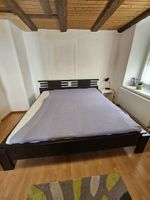 Schwarzes Bett mit 2 Matrazen 180 mal 200 in guten Zustand 