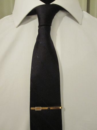 PINCE à cravate, métal couleur or rose et couleur argent