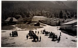 Festung Luziensteig. Gruppe Soldaten mit Saumtieren