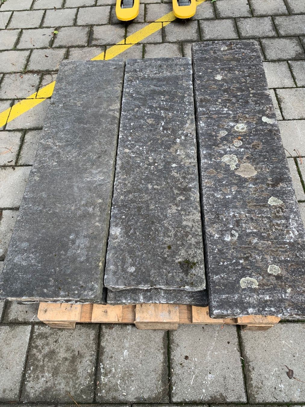 Bodenbeläge: 12 Stück Granit Platten Mauerabdeckplatten Natursteinplatten – Gebraucht aus Wallisellen von  5