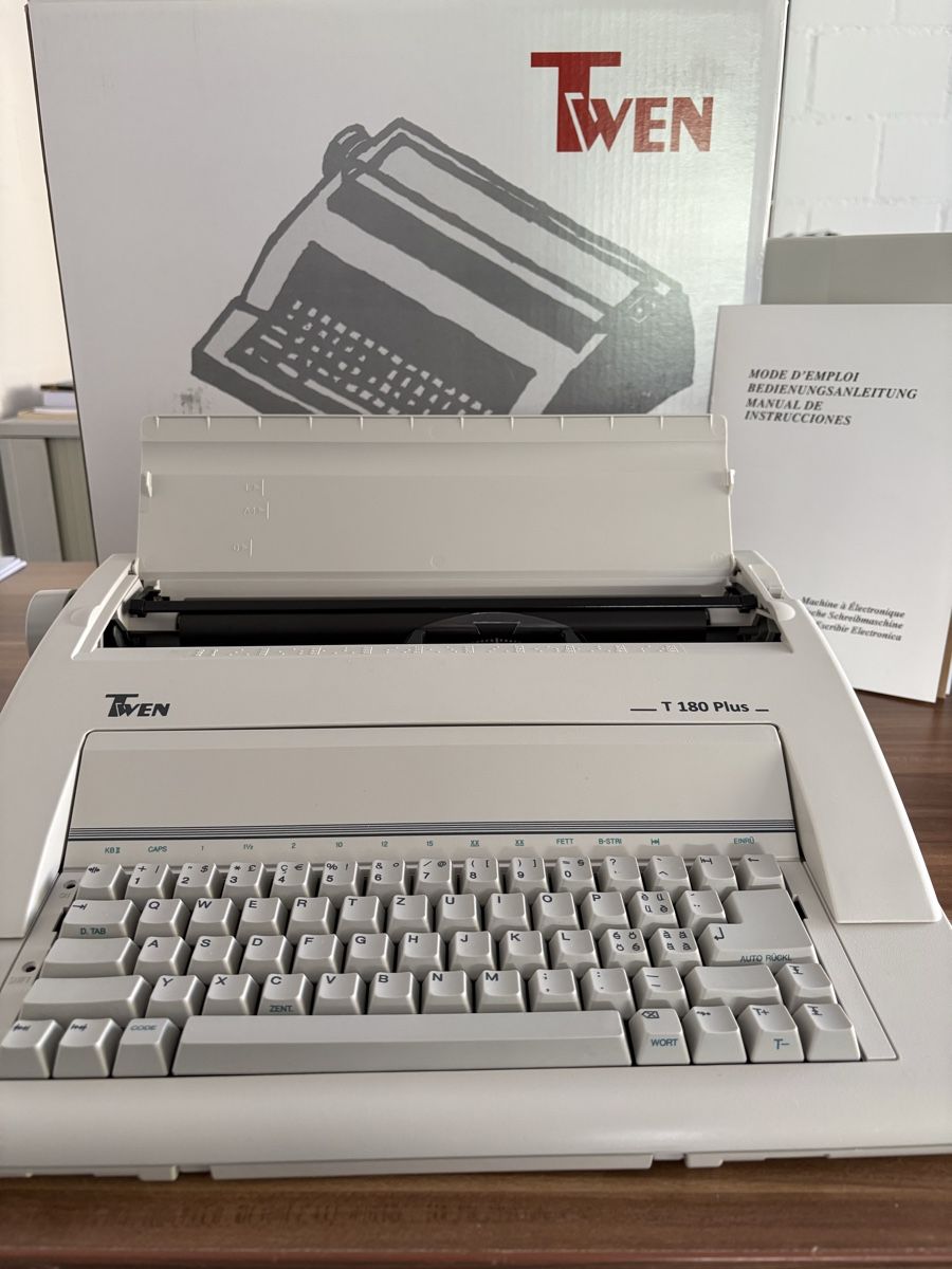 Macchine da scrivere: Elektronische Schreibmaschine  – Usato da Wolfwil venduto da autolindemann