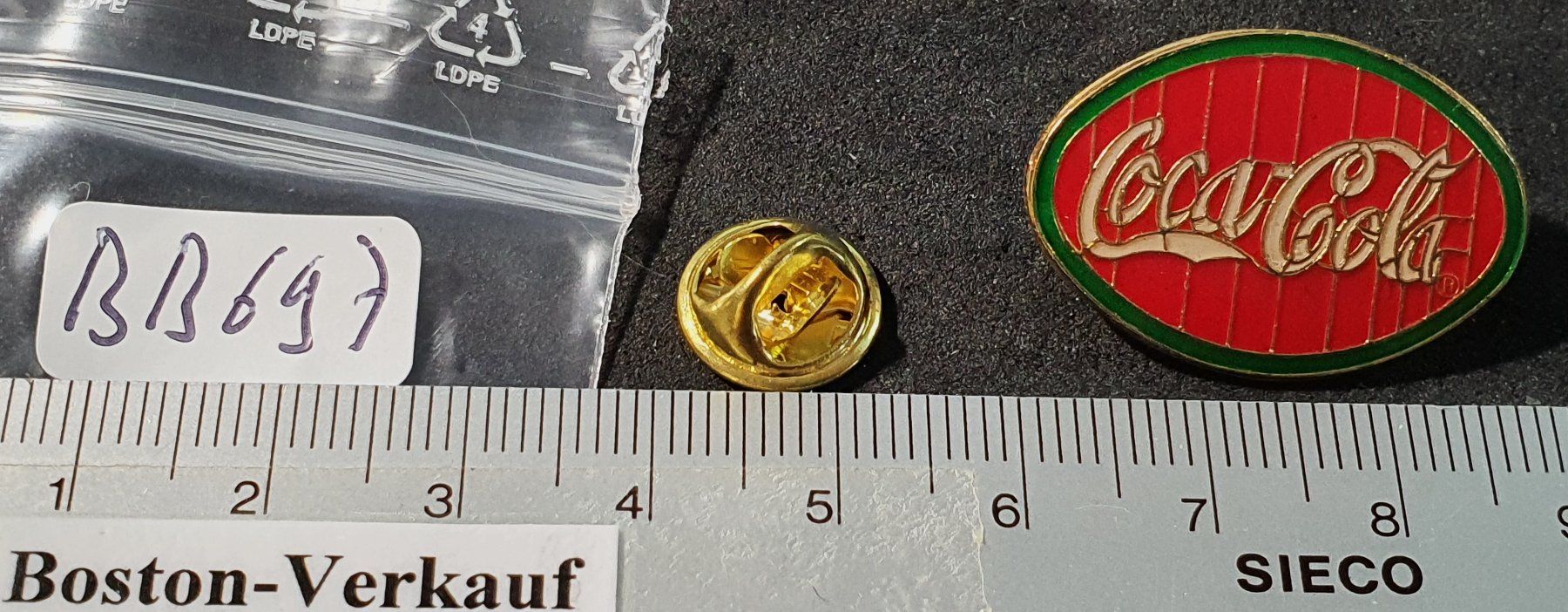Placchette & Badge: BB697 - Pin Coca Cola Logo – Usato da Reinach BL venduto da Boston-Verkauf 1