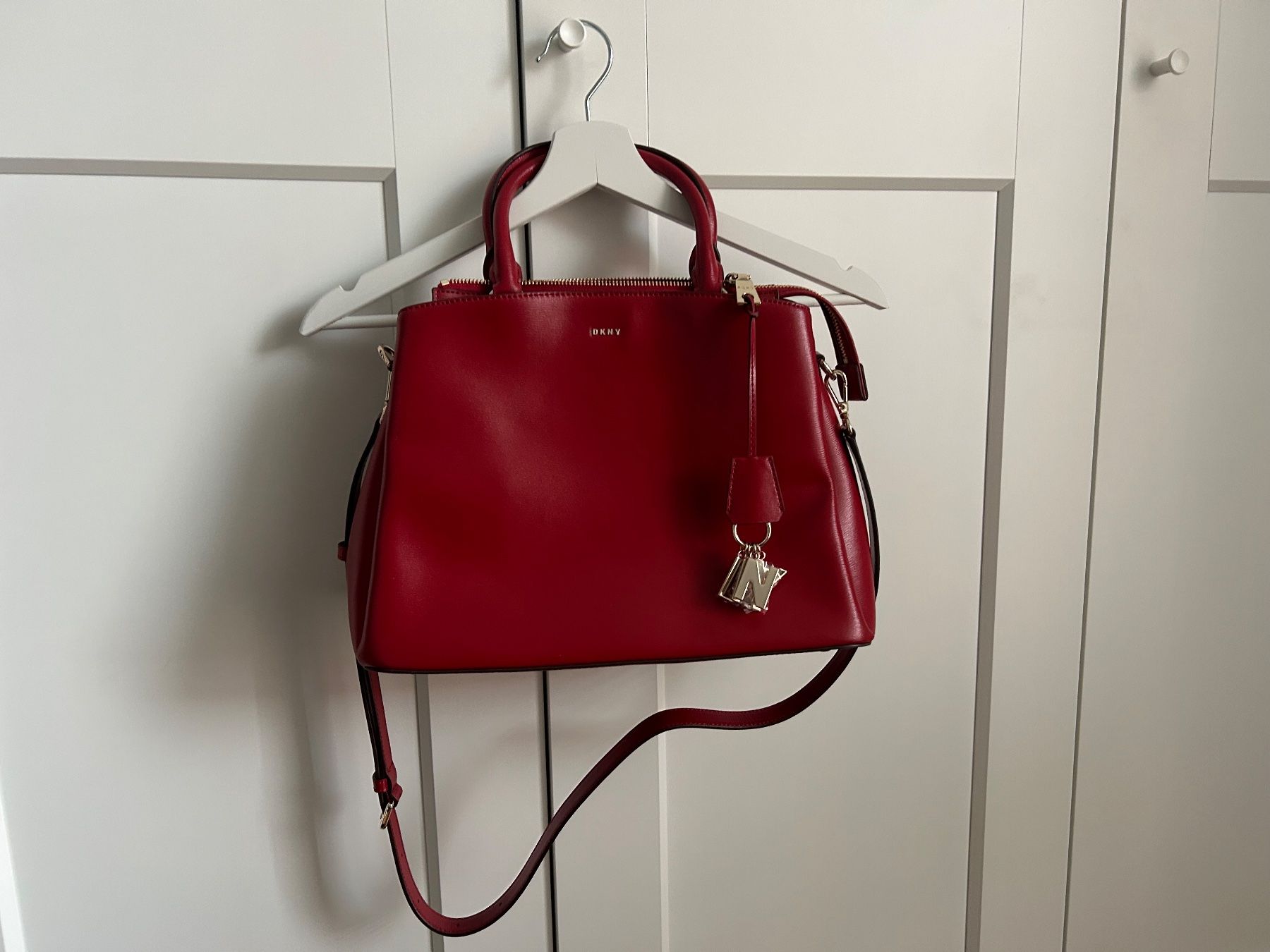 DKNY Borse da donna: DKNY Red Leather Bag - 24x31cm - NEW – Nuovo e nell'imballaggio originale da St. Gallen venduto da dec_2jy6 1