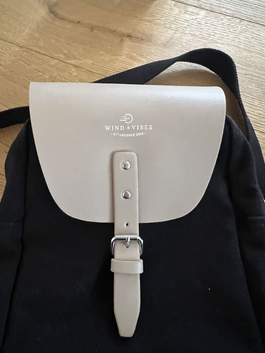 Zaini: Wind & Vibes Rucksack Canvas beige schwarz – Usato da Luzern venduto da sydney01. 4