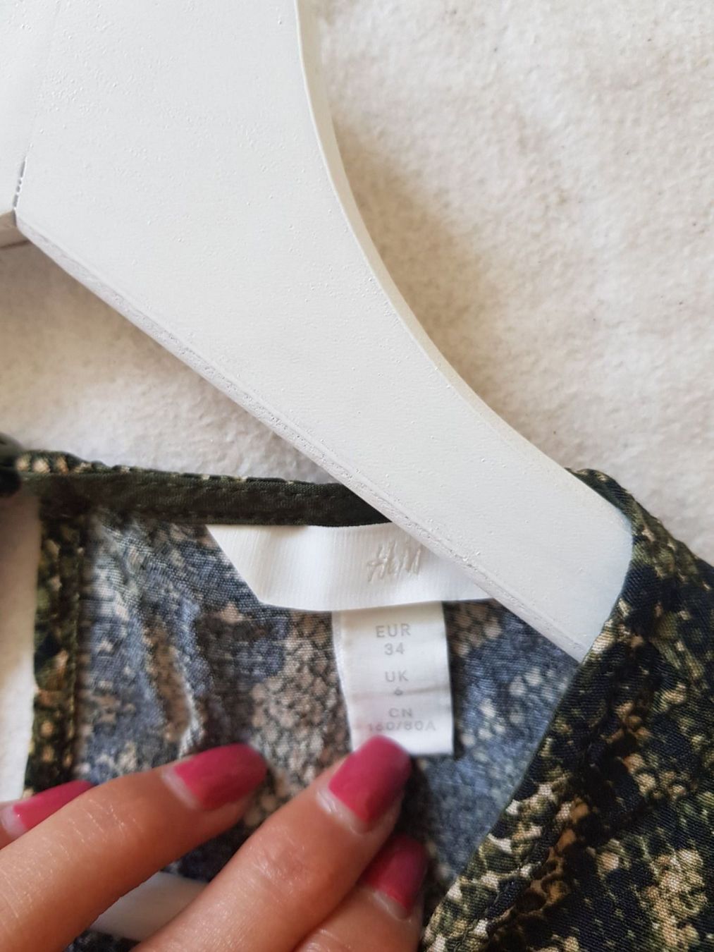 H&M Top: Neues T-Shirt mit Bindedetail H&M – Nuovo (secondo la descrizione) da Eschenbach SG venduto da SanFranciscoCalifornia 1