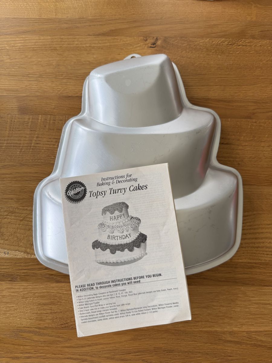 Teglie da forno: Wilton - Topsy Turvy Cakes Pan – Nuovo (secondo la descrizione) da Basel venduto da ira2005 1