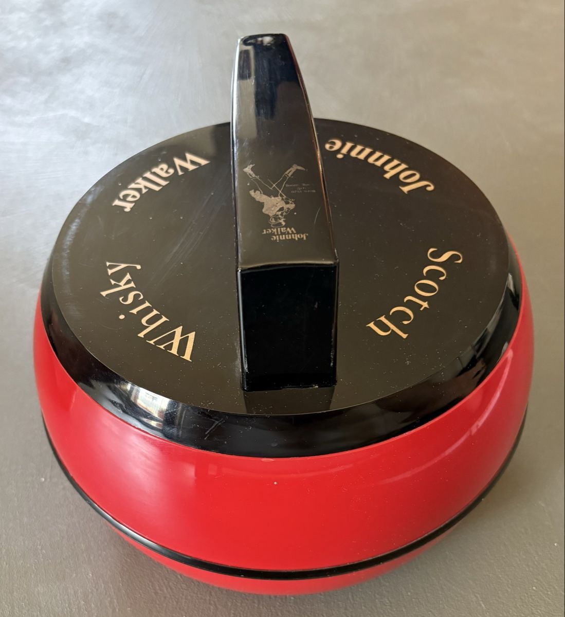 Contenitori & Simili: Johnnie Walker Scotch Whisky Eisbehälter Curling Stein Rot – Usato da Münsingen venduto da Rehtre 2
